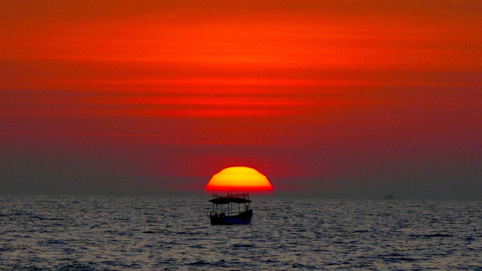 https://d3r8gwkgo0io6y.cloudfront.net/upload/boat cruise sunset views.jpg